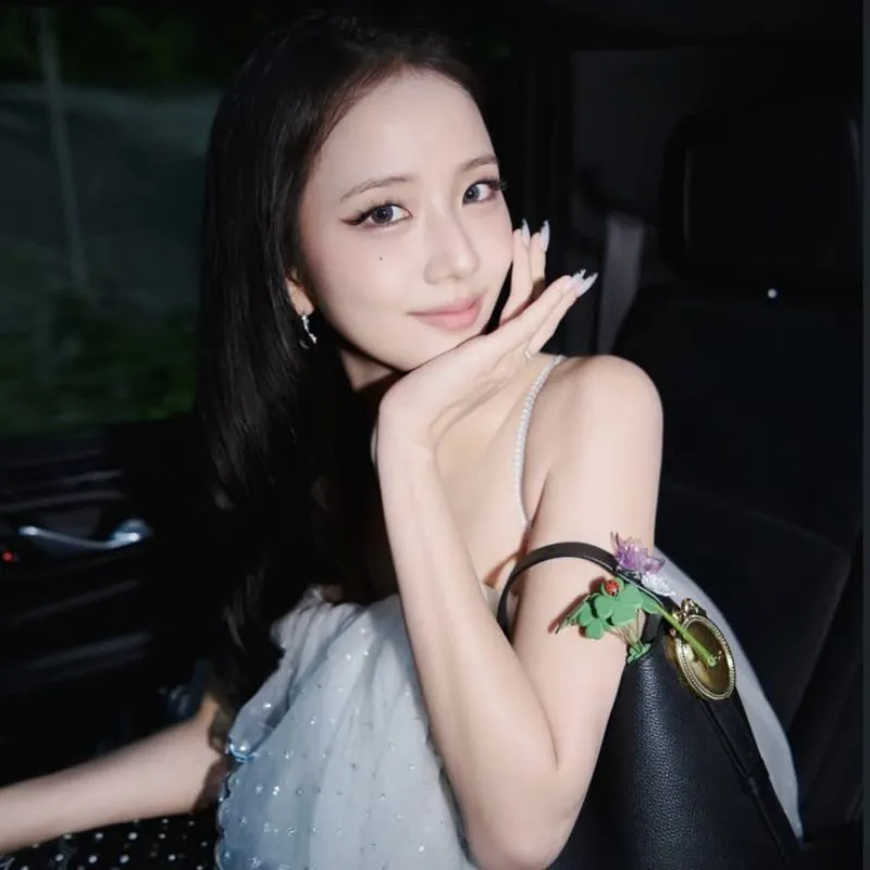 Ảnh Jisoo quý cô Dior sang chảnh với váy ánh bạc và túi xách thanh lịch.