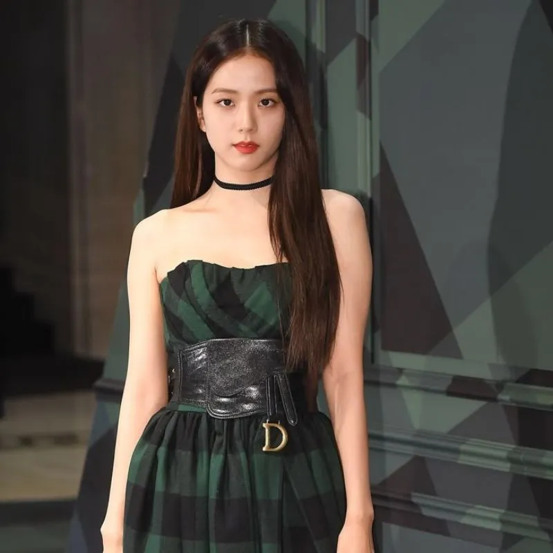Ảnh Jisoo diện đầm Dior sang chảnh với thần thái quý cô thanh lịch.