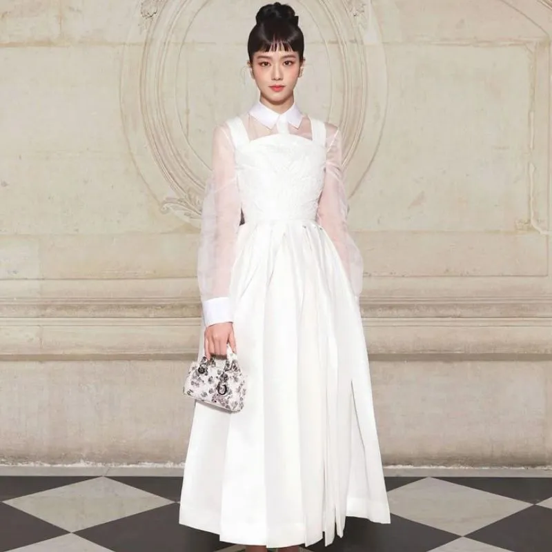 Ảnh Jisoo diện váy trắng Dior sang chảnh với vẻ đẹp thanh lịch và quý phái.