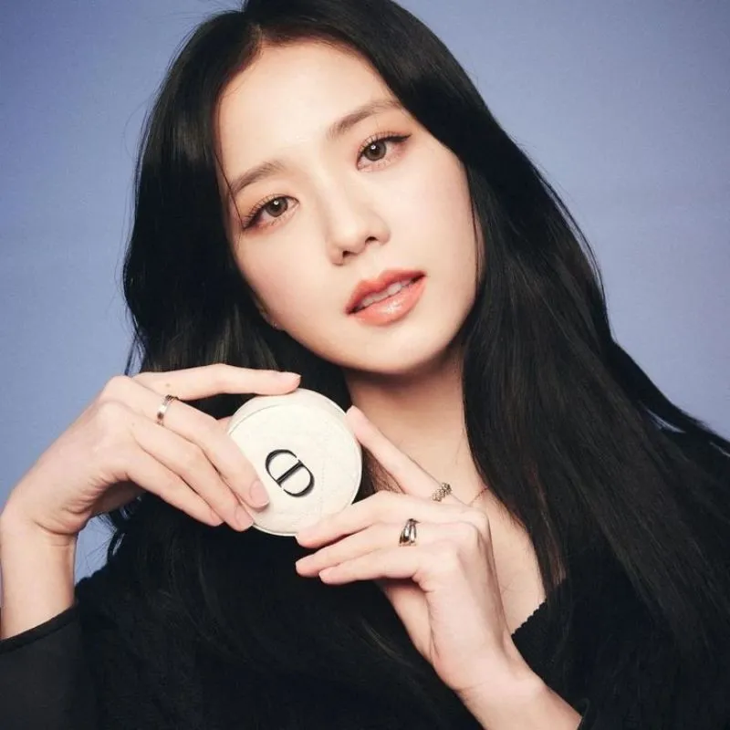Ảnh Jisoo quý cô Dior sang chảnh với mái tóc đen dài và thần thái thanh lịch.