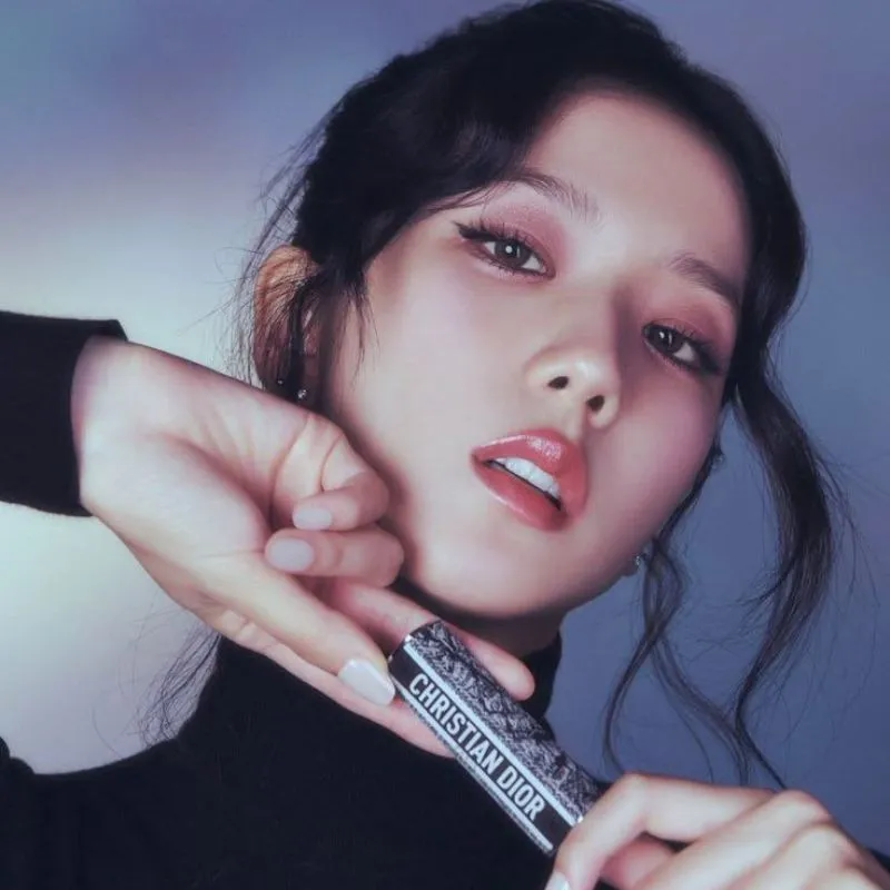 Ảnh Jisoo cận cảnh với phong cách Dior sang chảnh và thần thái cuốn hút.