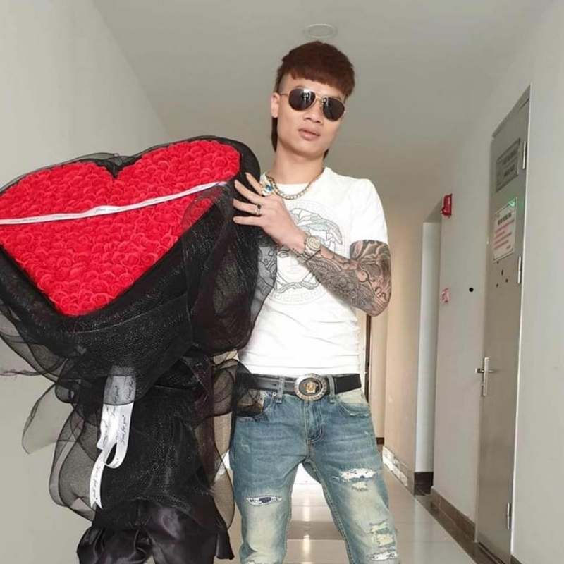 Hình Khá Bảnh cầm bó hoa hồng khổng lồ