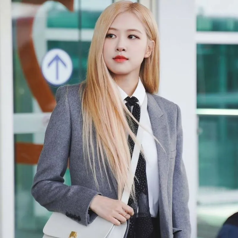 Rosé Blackpink diện vest xám lịch lãm, tóc vàng dài cá tính khi xuất hiện tại sân bay