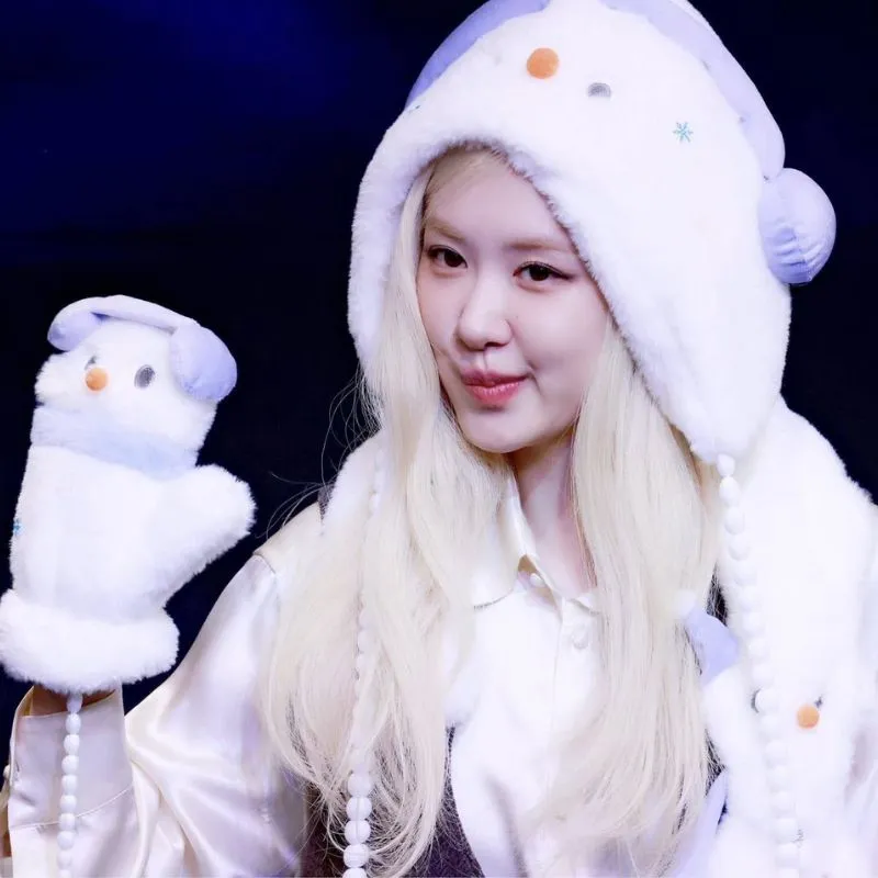 Rosé mặc đồ đông, đội mũ người tuyết trắng bản to giơ bao tay cười mỉm hài hước
