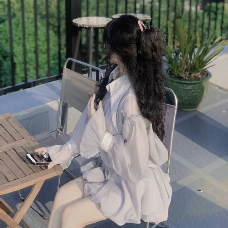 Avatar gái xinh K10 giấu mặt chụp góc nghiêng tóc xoăn nhẹ, ngồi quán cafe làm ảnh đại diện nghệ thuật