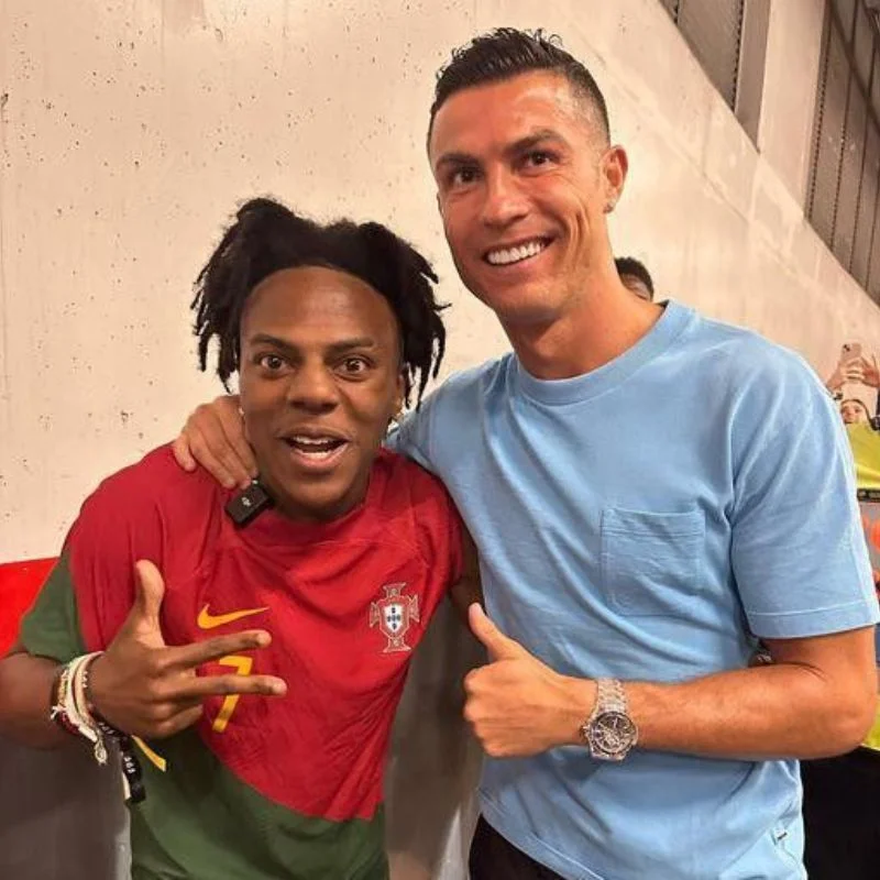 IShowSpeed phấn khích tột độ khi được đứng chụp ảnh cạnh thần tượng Cristiano Ronaldo.