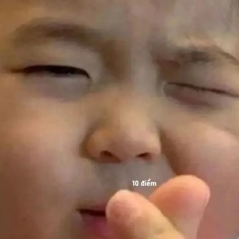 Cận cảnh khuôn mặt em bé đang nhắm mắt, nhăn mũi, tay đưa lên bắn tim. Phông chữ trắng "10 điểm"