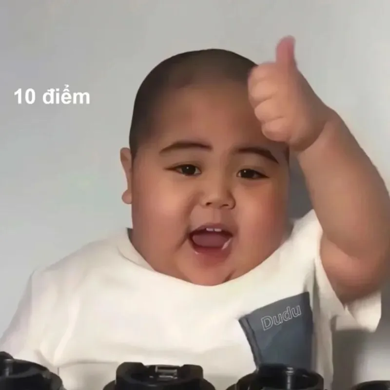 Em bé bụ bẫm đang cười tươi, giơ ngón tay cái like. Phông chữ trắng "10 điểm" góc trái.