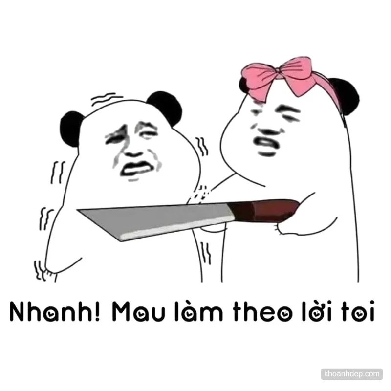 Meme gấu trúc đeo nơ hồng cầm dao kề cổ đe dọa người khác