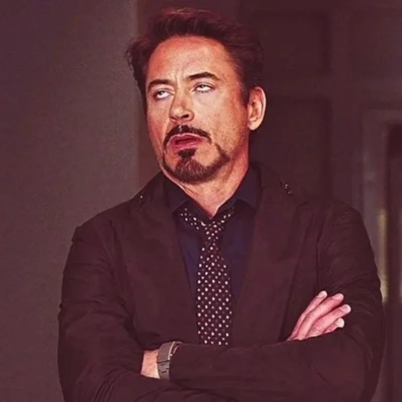 Meme Iron Man chán nản đảo mắt, khoanh tay thể hiện sự thờ ơ trong nhà
