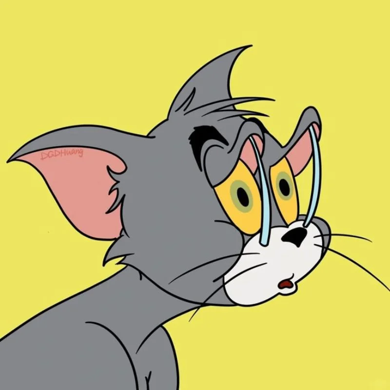 Mèo Tom thể hiện sự chán nản, mắt lờ đờ và mí mắt nặng trĩu