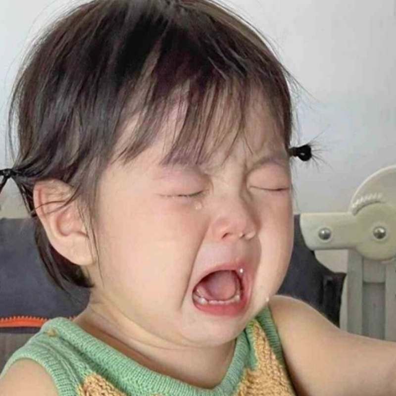 Meme em bé tức giận với biểu cảm hài hước
