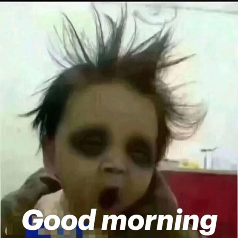 Em bé quầng thâm mắt đen xì, tóc dựng đứng, ngáp ngủ với caption "Good morning".