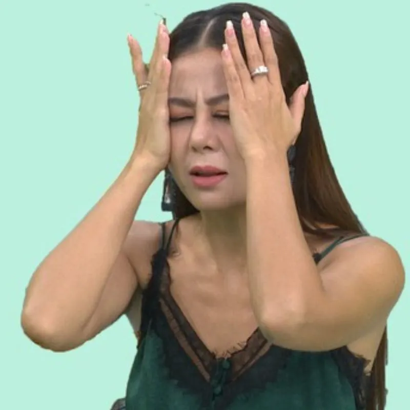 Ảnh chế hài hước meme Nam Thư biểu cảm nhăn mặt đau đầu, hai tay ôm thái dương đầy bất lực và mệt mỏi