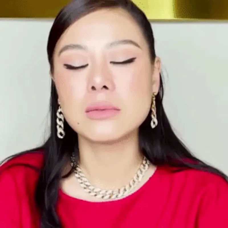 Ảnh chế meme Nam Thư mặc áo đỏ nhắm nghiền mắt thể hiện sự bất lực, mệt mỏi