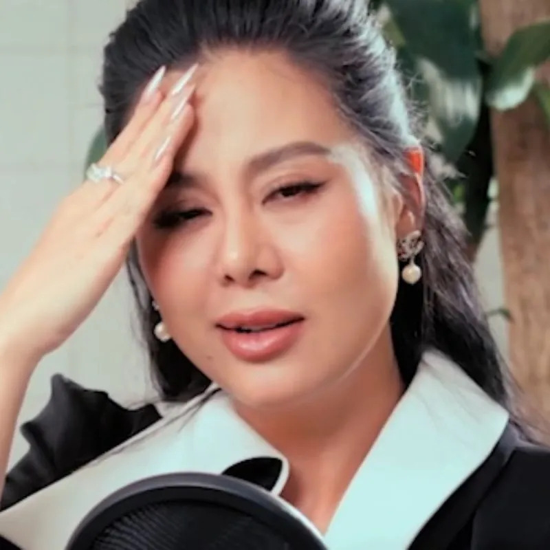 Meme Nam Thư lấy tay che trán, biểu cảm mệt mỏi, chán chường