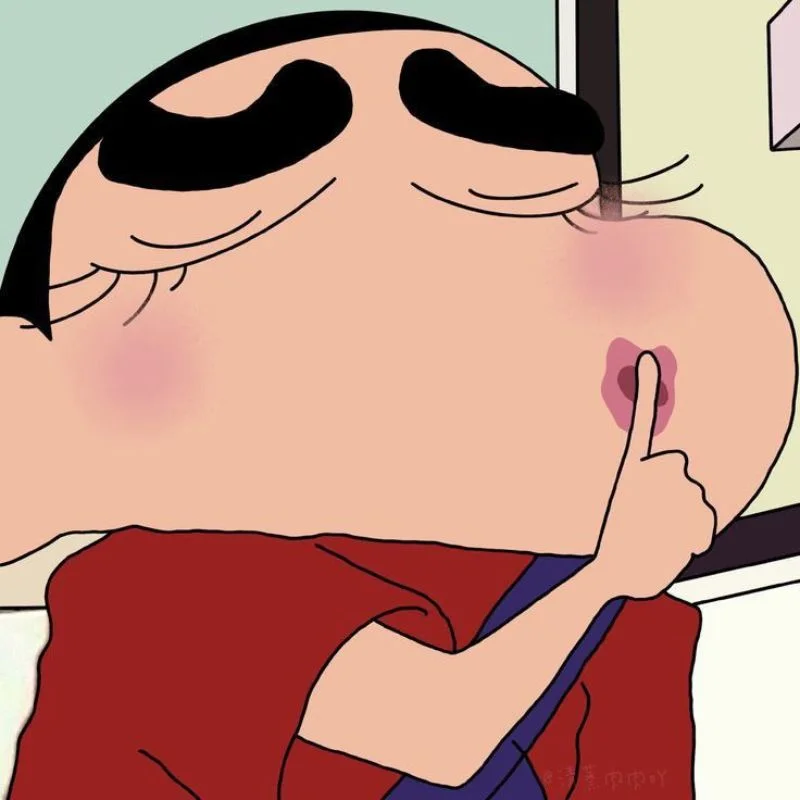 Cận cảnh khuôn mặt Shin-chan nhắm mắt và đặt ngón tay trỏ lên môi ra hiệu giữ im lặng.