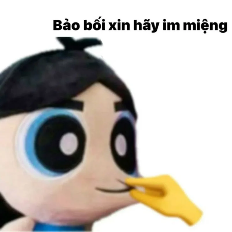 búp bê vải có đôi mắt to đang bị một bàn tay biểu tượng cảm xúc màu vàng chạm vào miệng, với dòng chữ "Bảo bối xin hãy im miệng".
