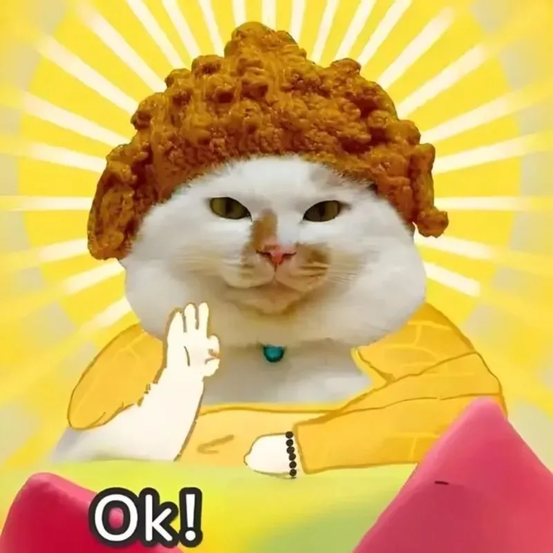 Ảnh meme một chú mèo trắng đội tóc giả, mặc áo vàng như Phật, giơ tay làm dấu ấn và chữ OK phía dưới