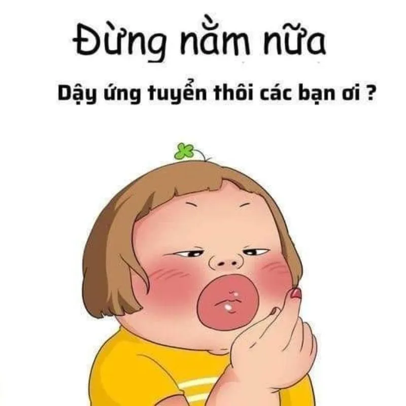 Hình vẽ em bé má hồng, đeo mầm cây trên đầu, giơ tay ra hiệu "okie" với biểu cảm nghiêm nghị. Phía trên có chữ "Đừng nằm nữa. Dậy ứng tuyển thôi các bạn ơi?"