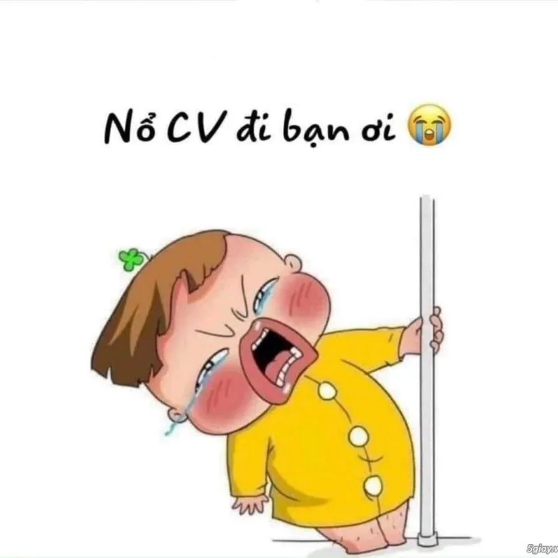 Hình vẽ em bé tóc nâu, đeo mầm cây, mặc áo mưa vàng, khóc oà lên, một tay bám vào cột. Phía trên có chữ "Nổ CV đi bạn ơi" và biểu tượng cảm xúc khóc