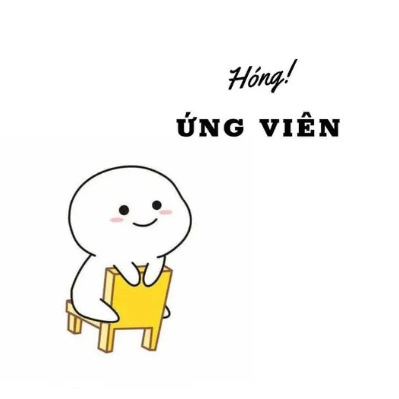 Hình vẽ nhân vật "Pudding" trắng, má hồng, mỉm cười nhẹ, ngồi bám vào lưng ghế vàng. Phía trên có chữ "Hóng! Ứng viên".