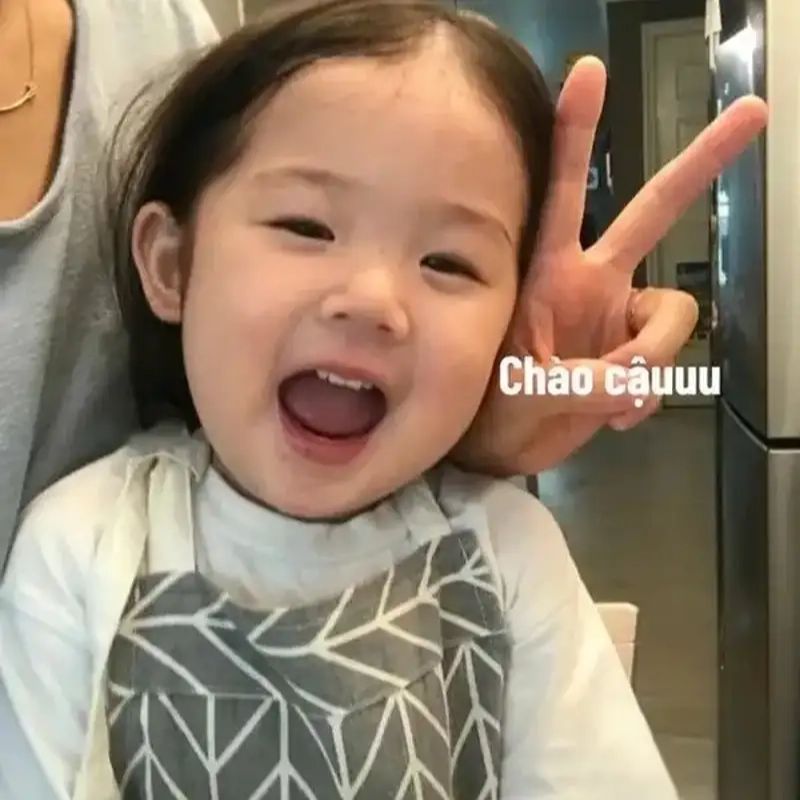 meme bé gái cute chào cậu