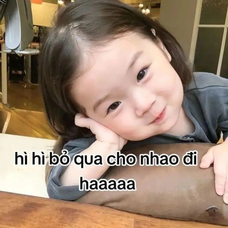 Ảnh chế meme hài hước em bé chống cằm cười trừ xin bỏ qua lỗi lầm