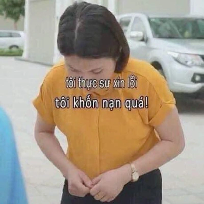 Ảnh chế hài hước người phụ nữ áo vàng cúi gập người nhận lỗi