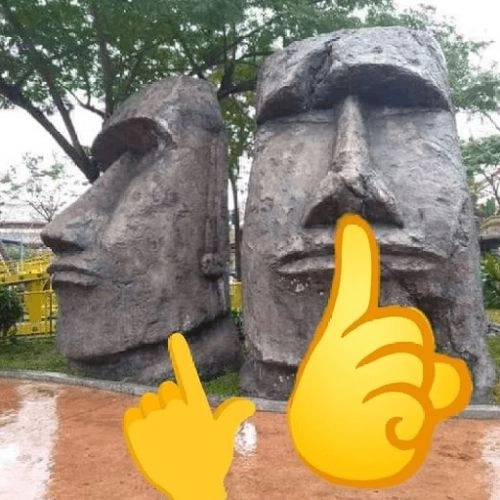 Mewing meme hài hước tượng đá Moai khứa ngón tay lên cằm ra hiệu im lặng