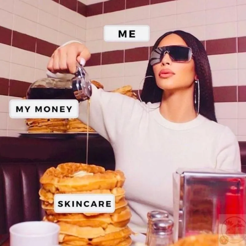 Ảnh chế Kim Kardashian đeo kính râm đổ siro lên tháp bánh waffle với các nhãn dán "ME", "MY MONEY" và "SKINCARE".