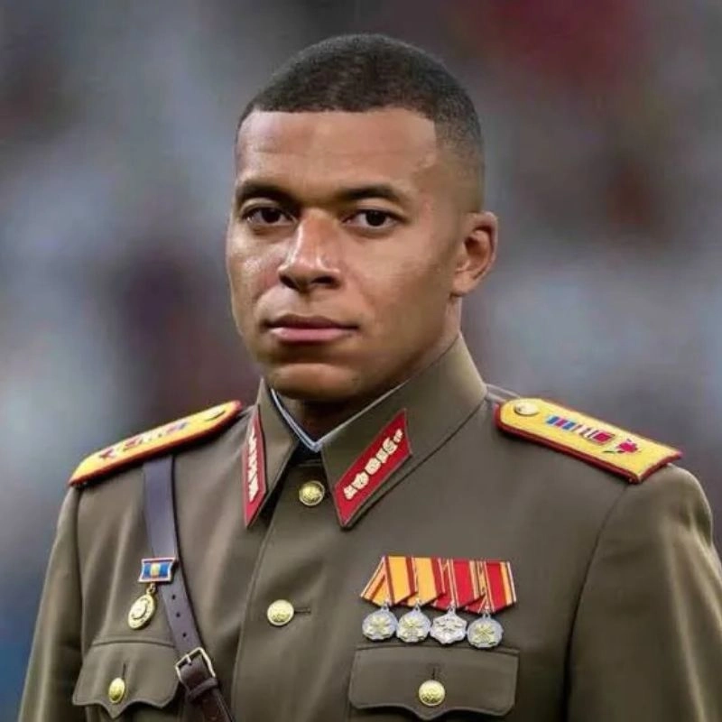 Chân dung cắt ghép Kylian Mbappe mặc quân phục phong cách độc tài với vẻ mặt nghiêm nghị