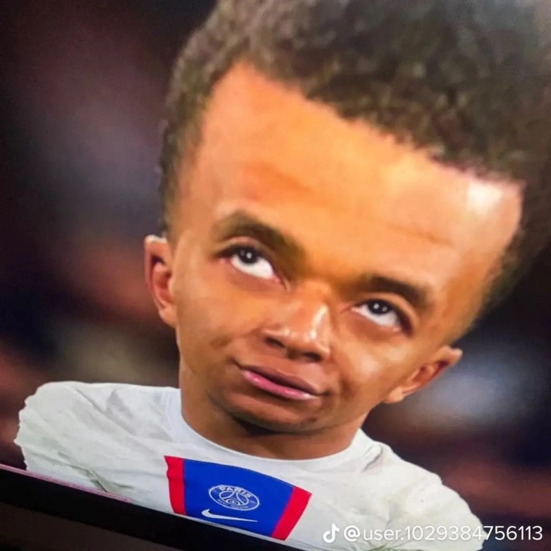 Ảnh chế phóng to phần đầu của Kylian Mbappe kết hợp biểu cảm bất mãn phong cách hoạt hình hài hước