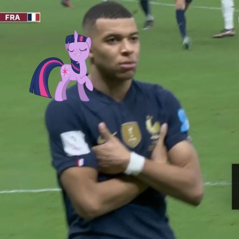 Cầu thủ Kylian Mbappe đang đứng trên sân cỏ với nhân vật hoạt hình ngựa Pony nhỏ màu tím trên vai