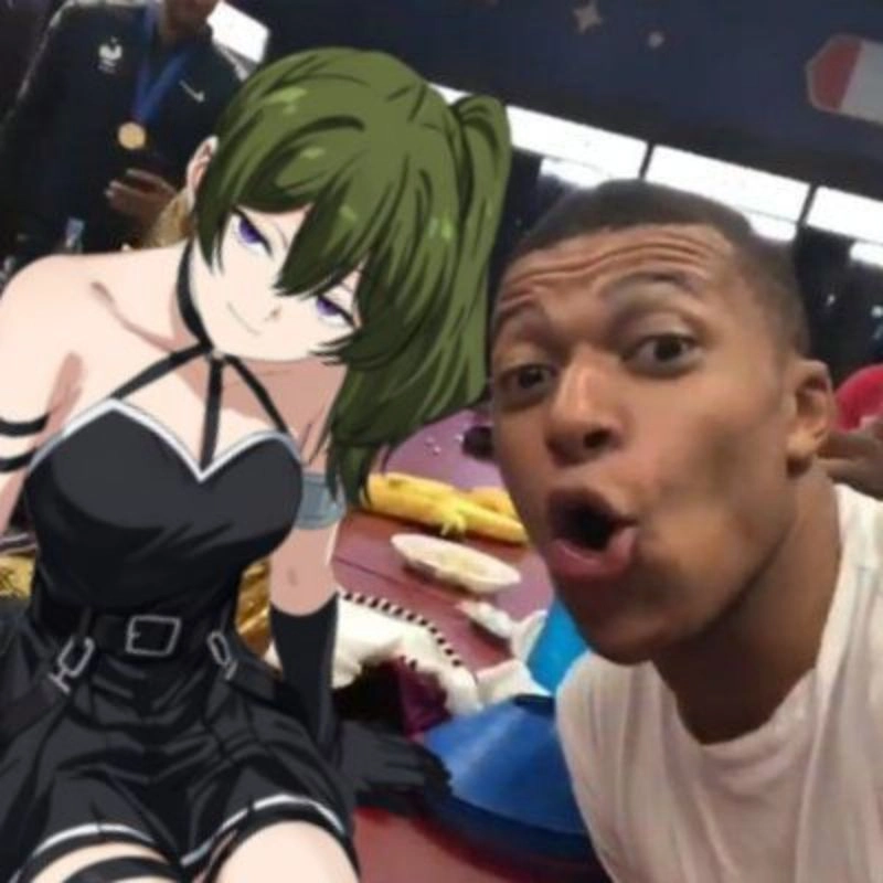 Ảnh chế Kylian Mbappe đang chụp ảnh selfie nhí nhố bên cạnh nhân vật anime nữ mặc váy đen quyến rũ