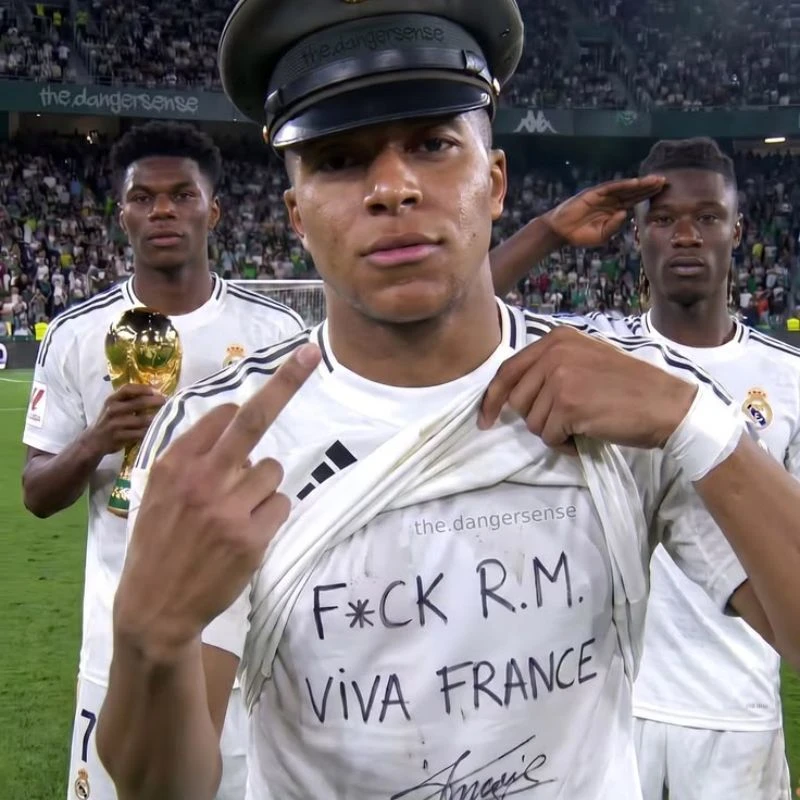 Kylian Mbappe đội mũ sĩ quan quân đội, kéo áo thông điệp châm biếm cùng đồng đội đứng nghiêm phía sau
