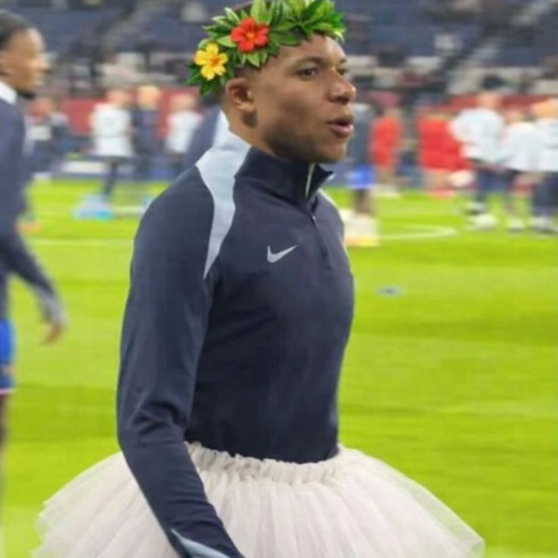 Meme cầu thủ Kylian Mbappe mặc váy tutu múa ballet trắng kết hợp vòng hoa đầy hài hước trên sân tập bóng đá