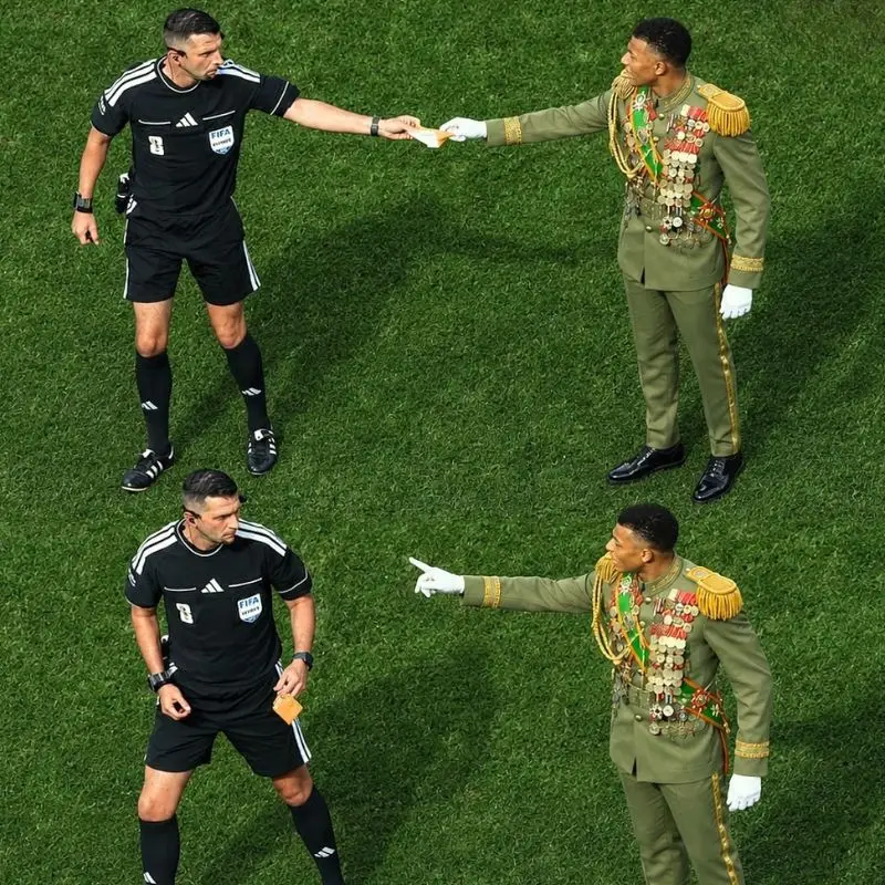 Kylian Mbappe mặc quân phục độc tài đang đứng chỉ đạo và trao đổi căng thẳng với trọng tài bóng đá