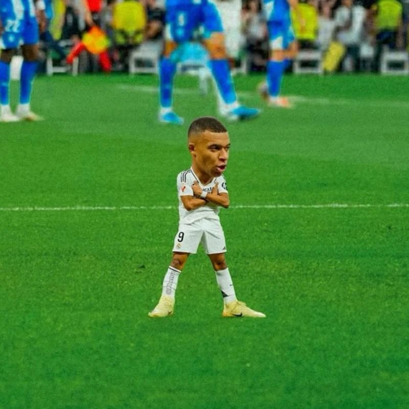 Ảnh chế thu nhỏ thân hình Kylian Mbappe với chiếc đầu lớn đang khoanh tay đứng kiêu ngạo trên thảm cỏ sân vận động