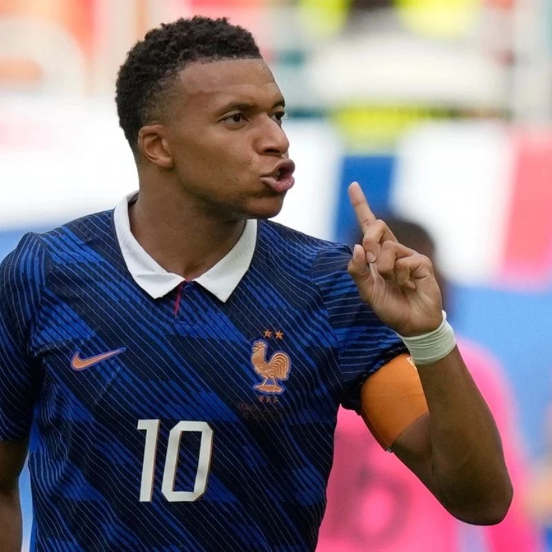 Tiền đạo Kylian Mbappe nhăn mặt và giơ ngón tay ra hiệu trong một tình huống trên sân cỏ