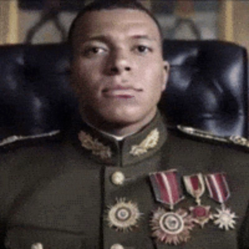Cận cảnh khuôn mặt Kylian Mbappe trong trang phục độc tài khi đang ngồi ghế chủ tịch