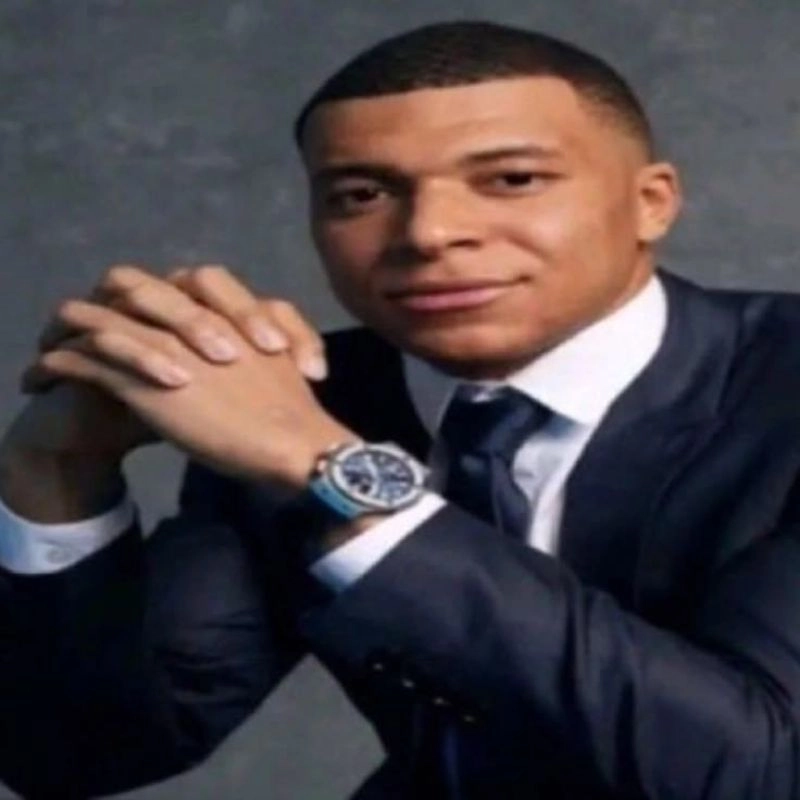 Chân dung Kylian Mbappe mặc comple đen sang trọng cùng đồng hồ đeo tay phong cách doanh nhân thành đạt
