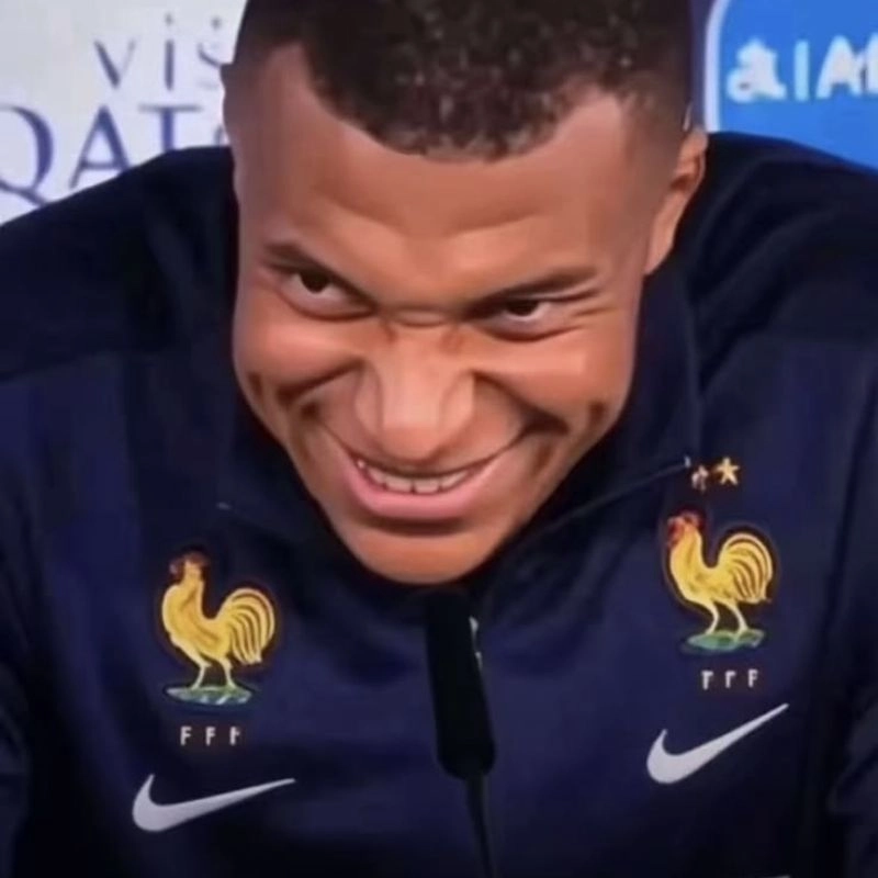 Cận cảnh biểu cảm cười nham hiểm và nhe răng đầy ẩn ý của cầu thủ Kylian Mbappe trong màu áo đội tuyển Pháp