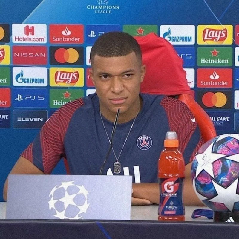 Khoảnh khắc Kylian Mbappe ngồi phòng họp báo với biểu cảm lạnh lùng và chai nước tăng lực phía trước