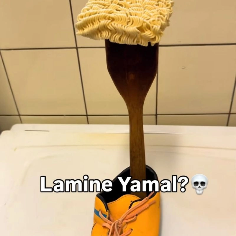 Ảnh chế hài hước mô phỏng ngoại hình cầu thủ Lamine Yamal bằng gói mì tôm, muôi gỗ và giày đá bóng