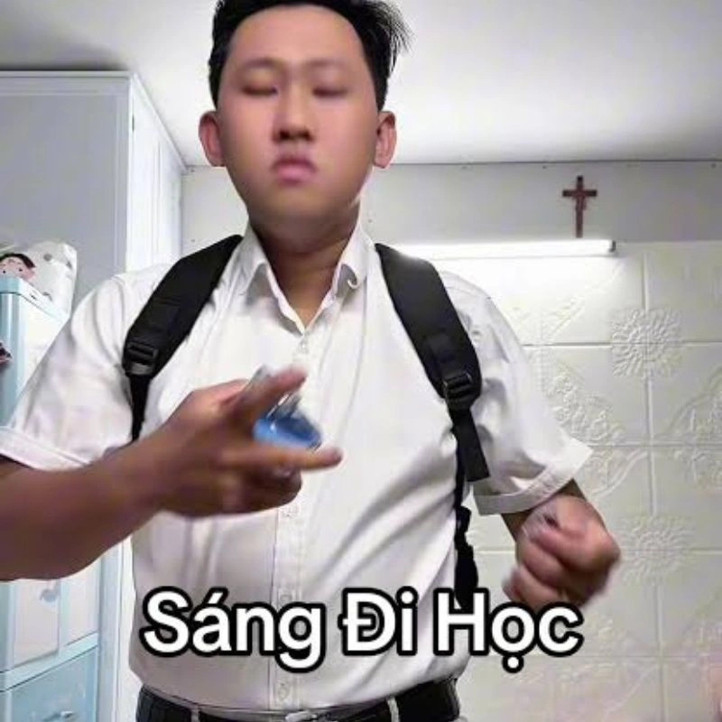 Mai Trí Thức đeo balo với biểu cảm hài hước