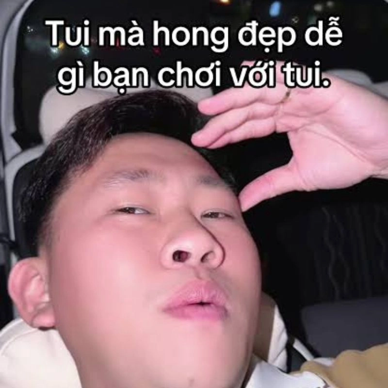 Mai Trí Thức giơ tay biểu cảm như đang ra điều kiện