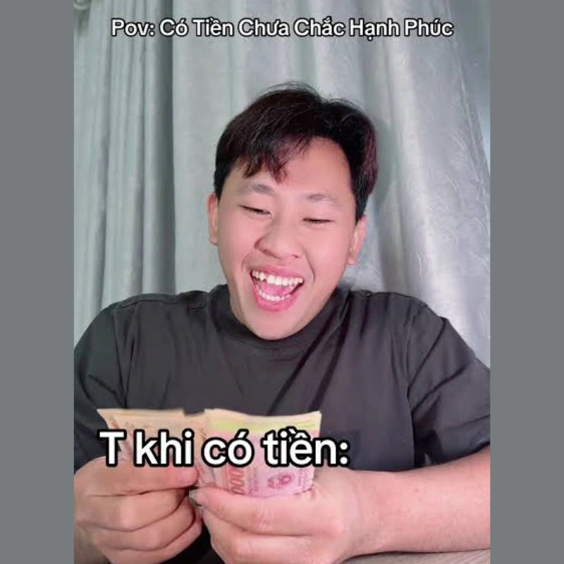 Mai Trí Thức cười tươi cầm tiền