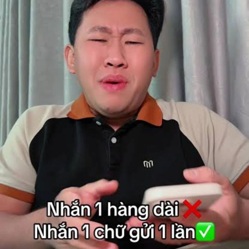 Mai Trí Thức tập trung nhắn tin trên điện thoại