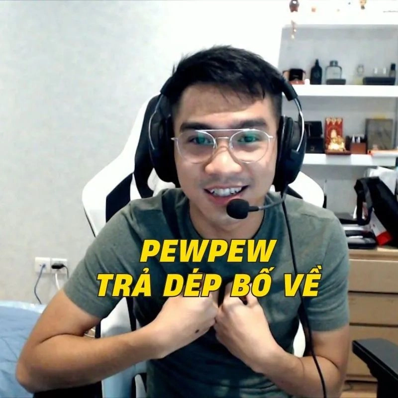 PewPew đeo kính cận, tự chỉ tay vào người với dòng chữ khẳng định tên tuổi